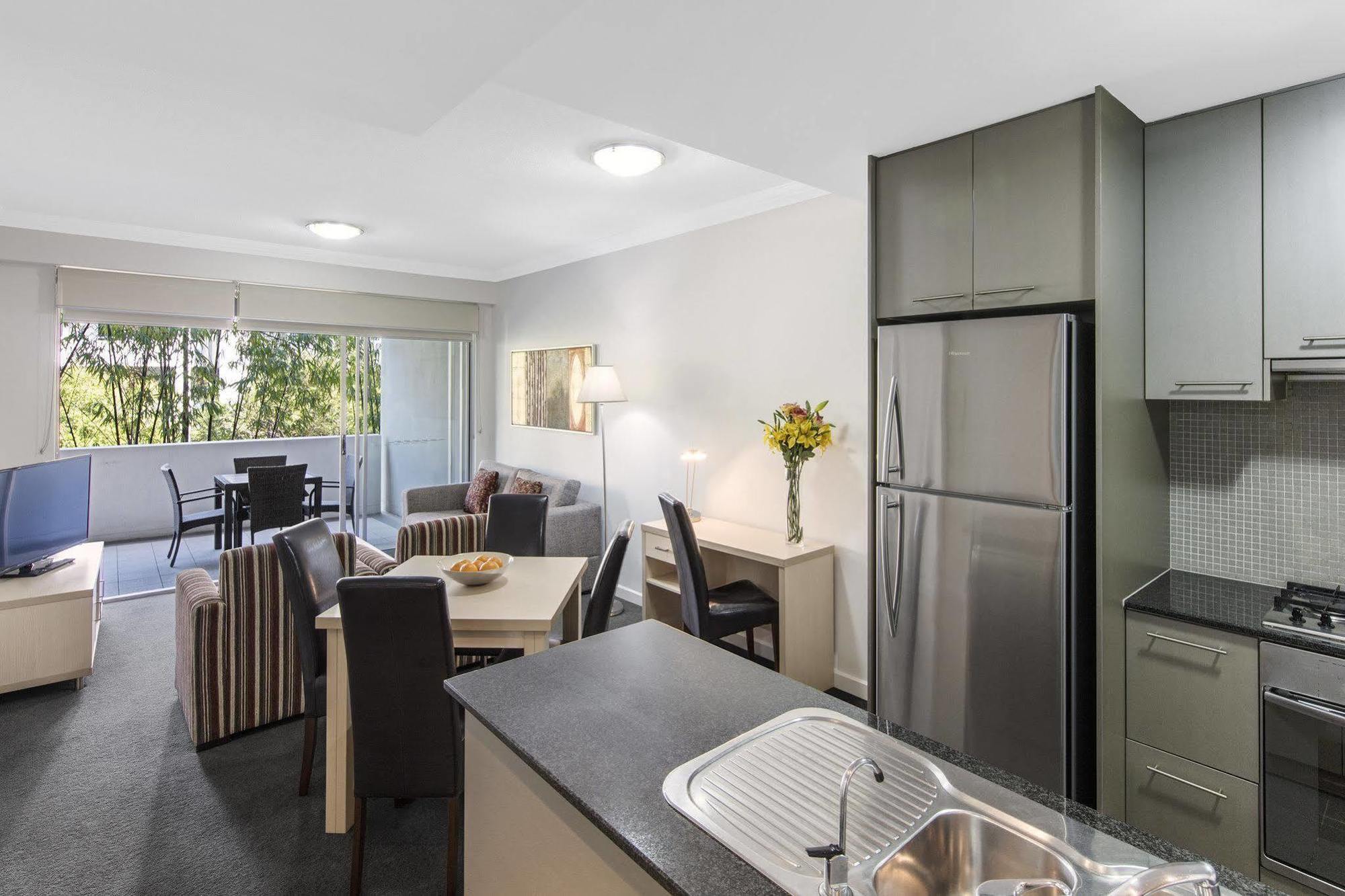 Oaks Brisbane Mews Suites Exterior photo